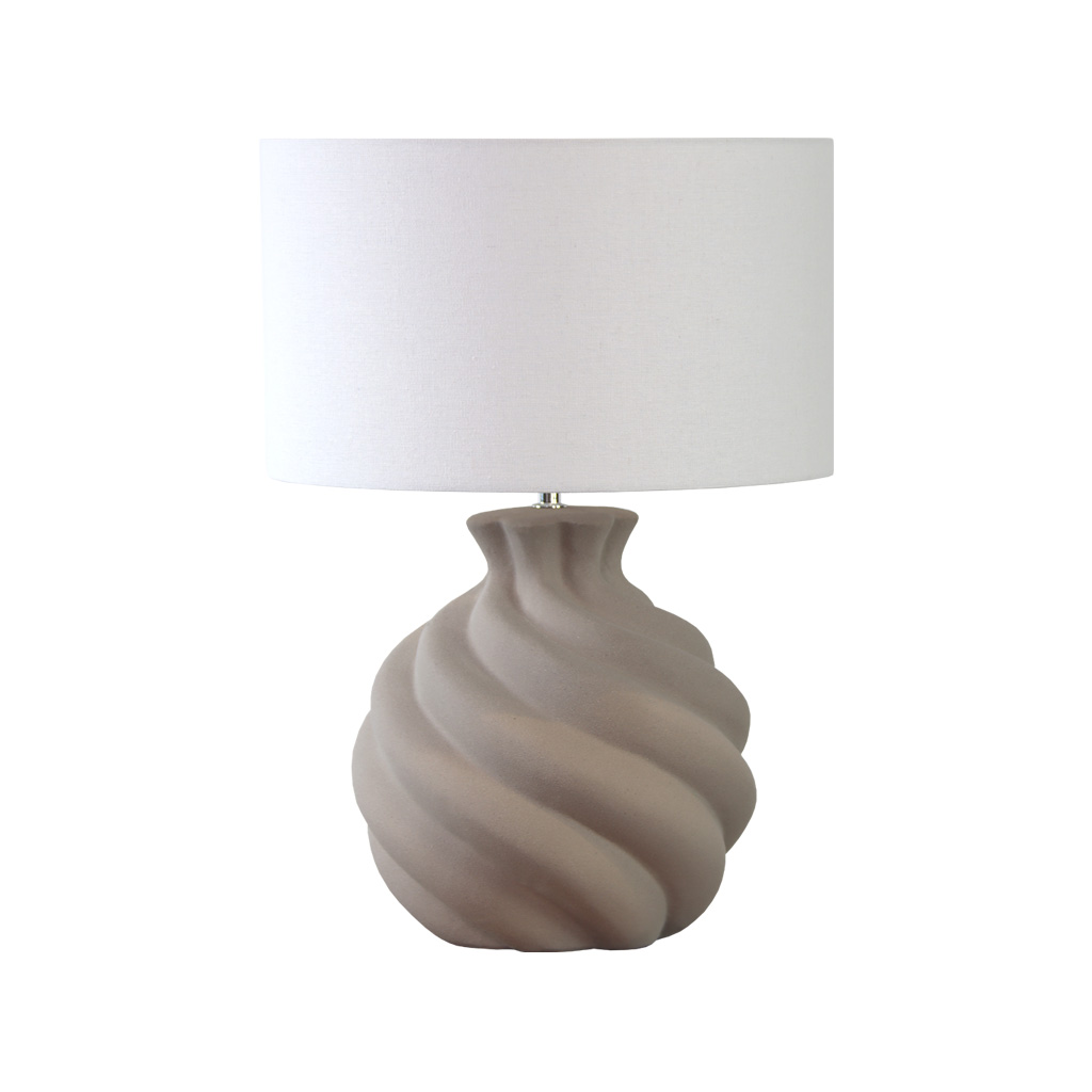 Vindel 52cm Sable lampe de table De Lampan - Vindel devient un &eacute;l&eacute;ment central et raffin&eacute; sur une table d'appoint, un bureau ou une console, apportant chaleur et caract&egrave;re &agrave; tout int&eacute;rieur.