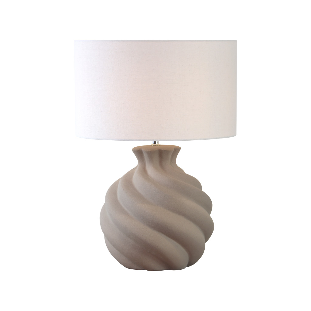 Vindel 52cm Sable lampe de table De Lampan - Vindel devient un &eacute;l&eacute;ment central et raffin&eacute; sur une table d'appoint, un bureau ou une console, apportant chaleur et caract&egrave;re &agrave; tout int&eacute;rieur.