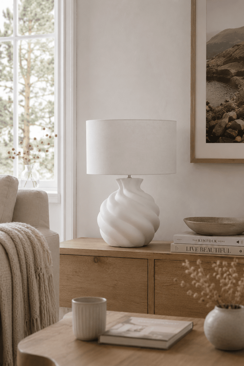 Vindel 52cm Blanc lampe de table De Lampan - &Eacute;l&eacute;gante et raffin&eacute;e, la lampe Vindel trouvera sa place sur une table d'appoint, un bureau ou une console, apportant chaleur et caract&egrave;re &agrave; tout int&eacute;rieur.