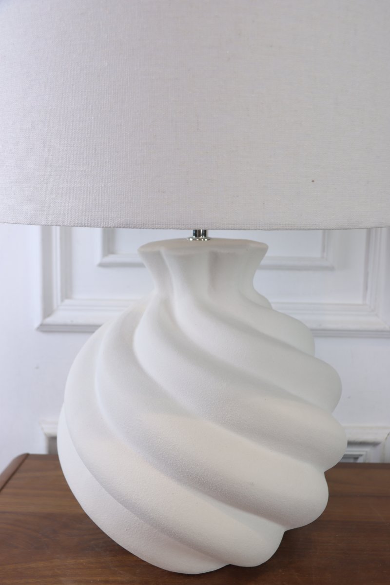 Vindel 52cm Blanc lampe de table De Lampan - &Eacute;l&eacute;gante et raffin&eacute;e, la lampe Vindel trouvera sa place sur une table d'appoint, un bureau ou une console, apportant chaleur et caract&egrave;re &agrave; tout int&eacute;rieur.