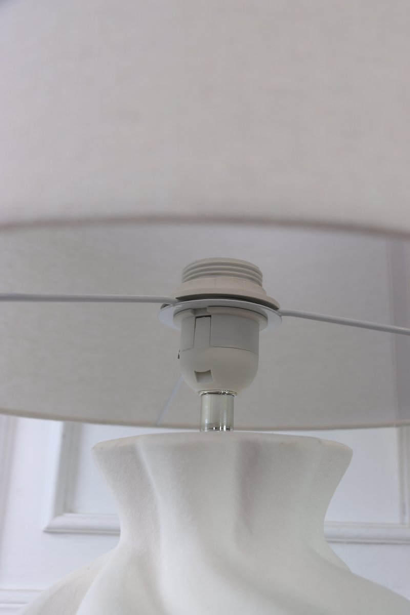 Vindel 52cm Blanc lampe de table De Lampan - &Eacute;l&eacute;gante et raffin&eacute;e, la lampe Vindel trouvera sa place sur une table d'appoint, un bureau ou une console, apportant chaleur et caract&egrave;re &agrave; tout int&eacute;rieur.