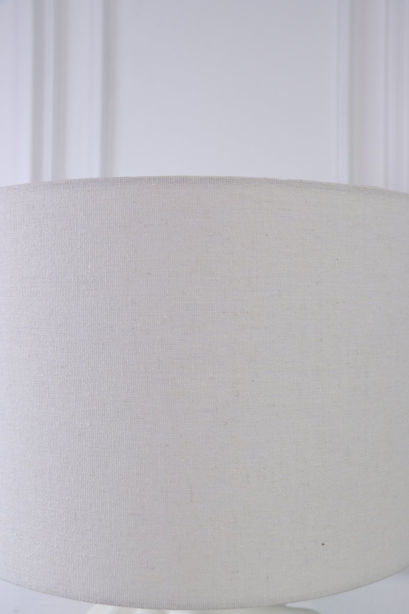 Vindel 52cm Blanc lampe de table De Lampan - &Eacute;l&eacute;gante et raffin&eacute;e, la lampe Vindel trouvera sa place sur une table d'appoint, un bureau ou une console, apportant chaleur et caract&egrave;re &agrave; tout int&eacute;rieur.