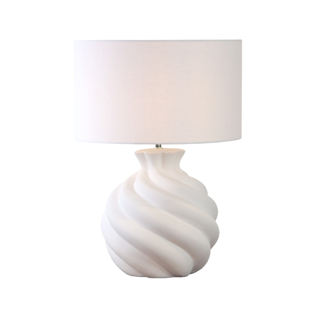 Vindel 52cm Blanc lampe de table De Lampan - &Eacute;l&eacute;gante et raffin&eacute;e, la lampe Vindel trouvera sa place sur une table d'appoint, un bureau ou une console, apportant chaleur et caract&egrave;re &agrave; tout int&eacute;rieur.