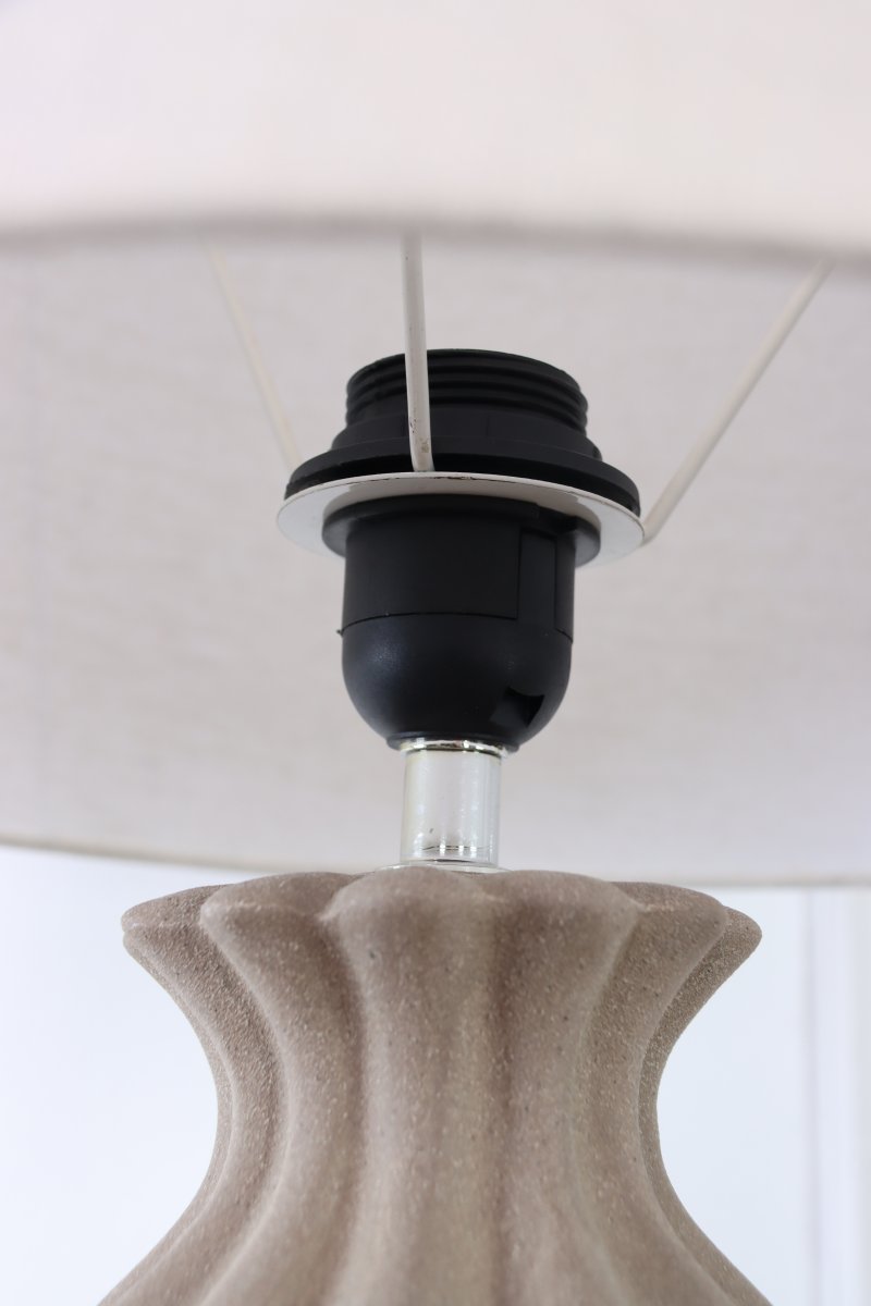 Amfora 67cm Sable lampe de table De Lampan - Amfora apporte une touche de style &agrave; une table d'appoint, un bureau ou une console, en y insufflant chaleur et caract&egrave;re.