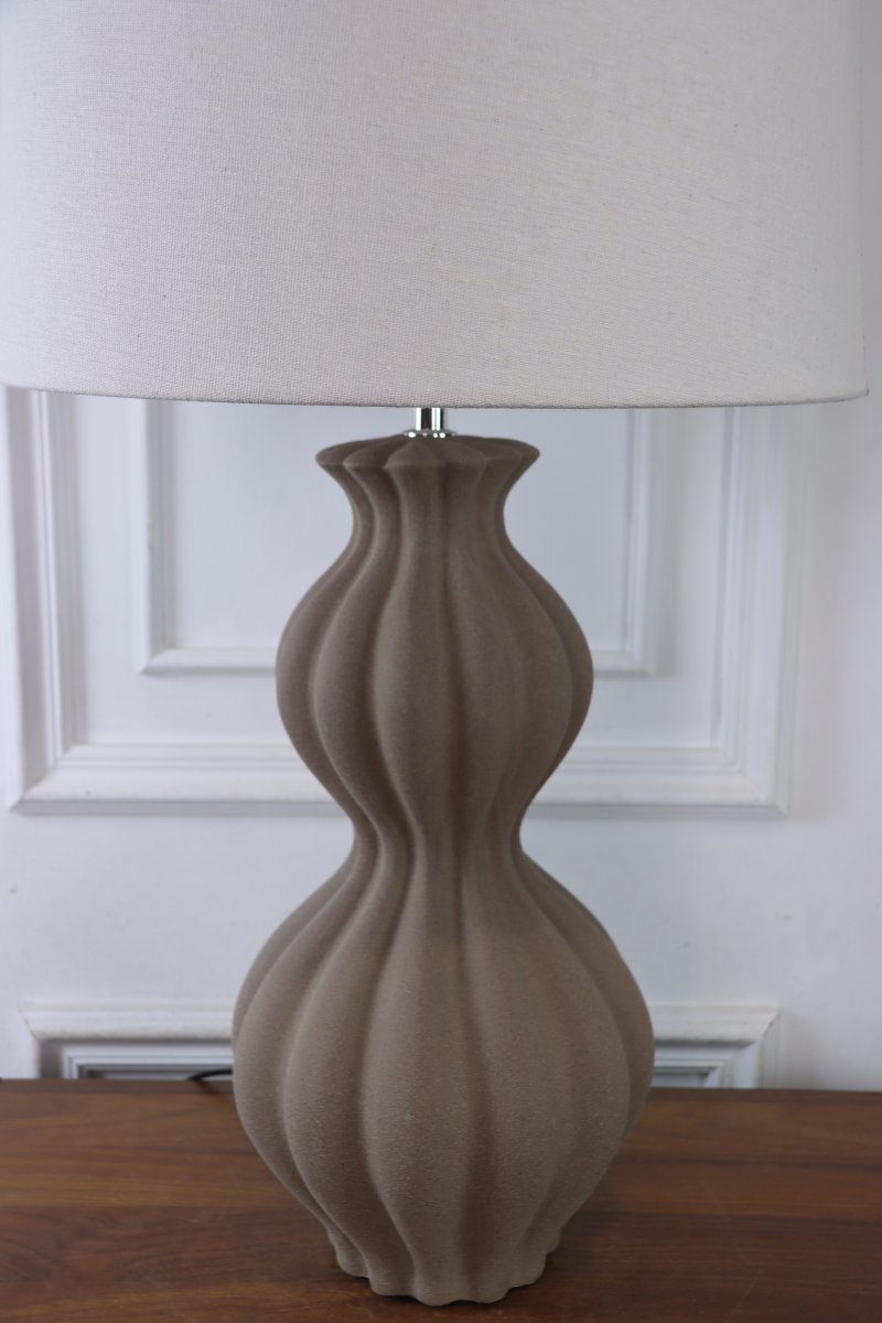 Amfora 67cm Sable lampe de table De Lampan - Amfora apporte une touche de style &agrave; une table d'appoint, un bureau ou une console, en y insufflant chaleur et caract&egrave;re.