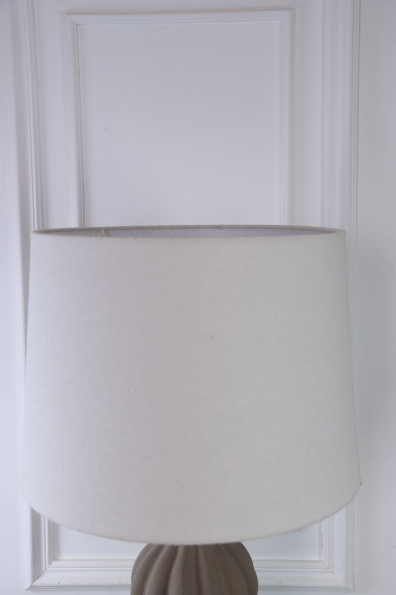 Amfora 67cm Sable lampe de table De Lampan - Amfora apporte une touche de style &agrave; une table d'appoint, un bureau ou une console, en y insufflant chaleur et caract&egrave;re.