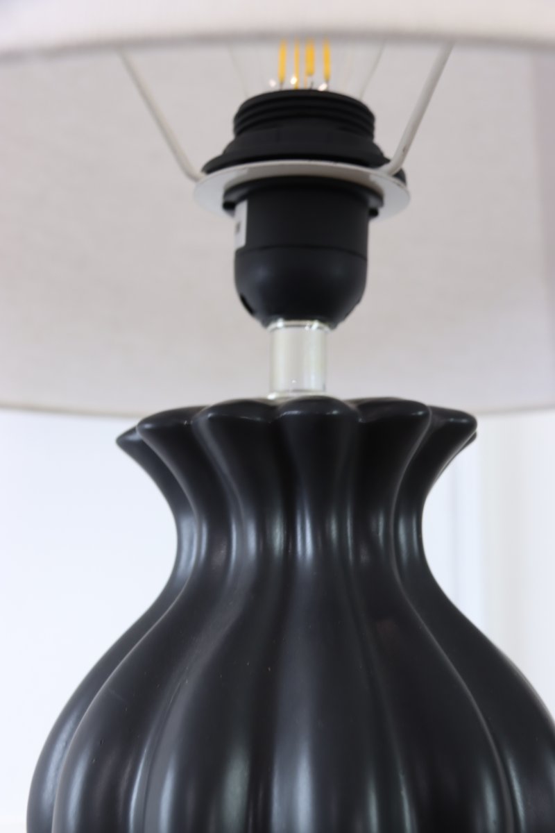 Amfora 67cm Noir lampe de table De Lampan - Amfora apporte une touche de style &agrave; une table d'appoint, un bureau ou une console, en y insufflant chaleur et caract&egrave;re.