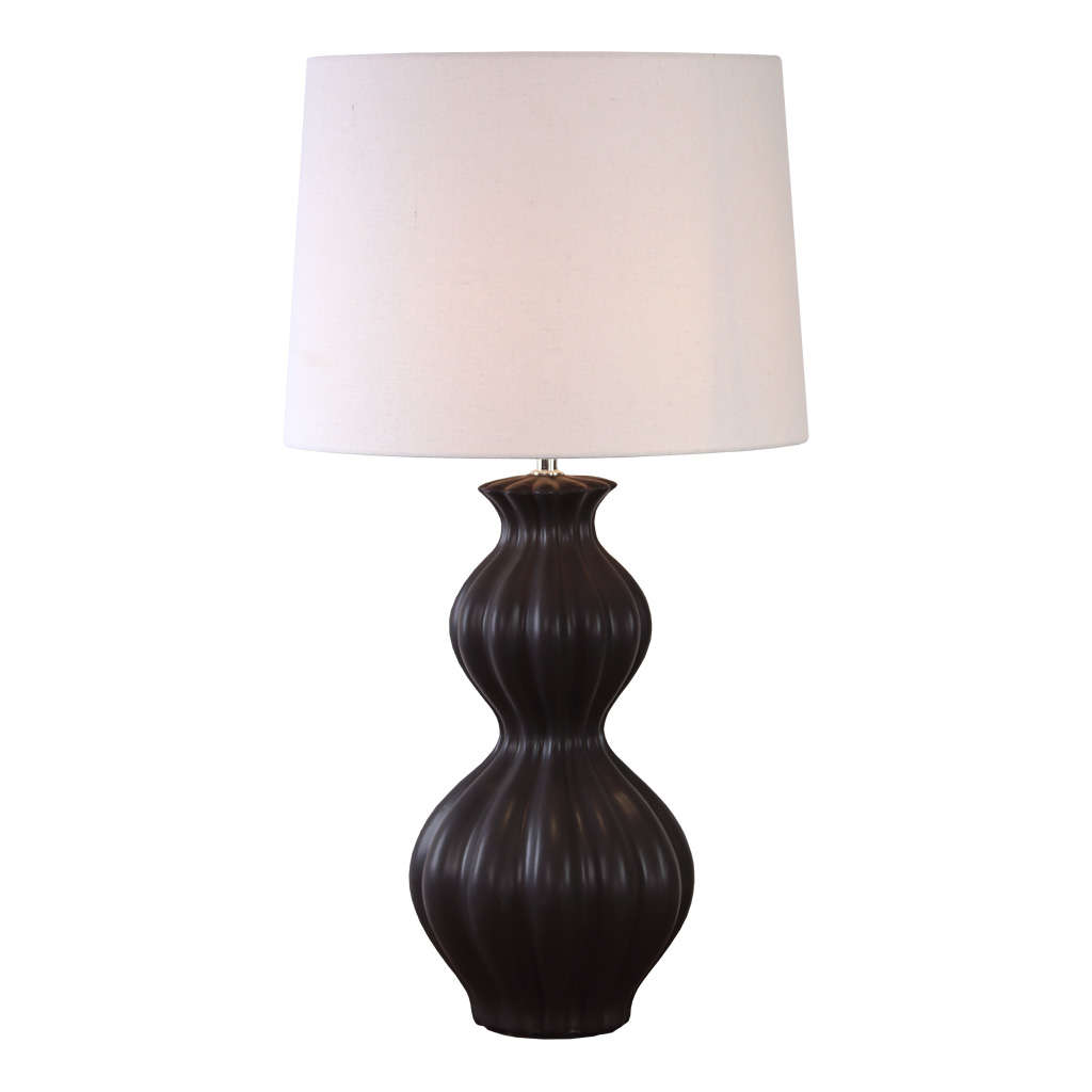 Amfora 67cm Noir lampe de table De Lampan - Amfora apporte une touche de style &agrave; une table d'appoint, un bureau ou une console, en y insufflant chaleur et caract&egrave;re.