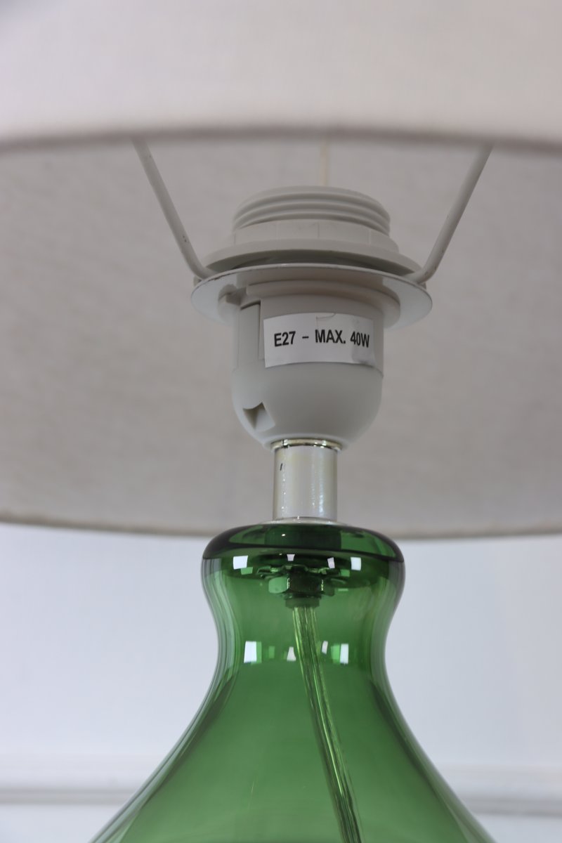 Tasso 55cm Vert lampe de table De Lampan - Tasso trouve sa place aussi bien sur une table d'appoint, un bureau ou une table de chevet, y apportant une touche de couleur et de caract&egrave;re.