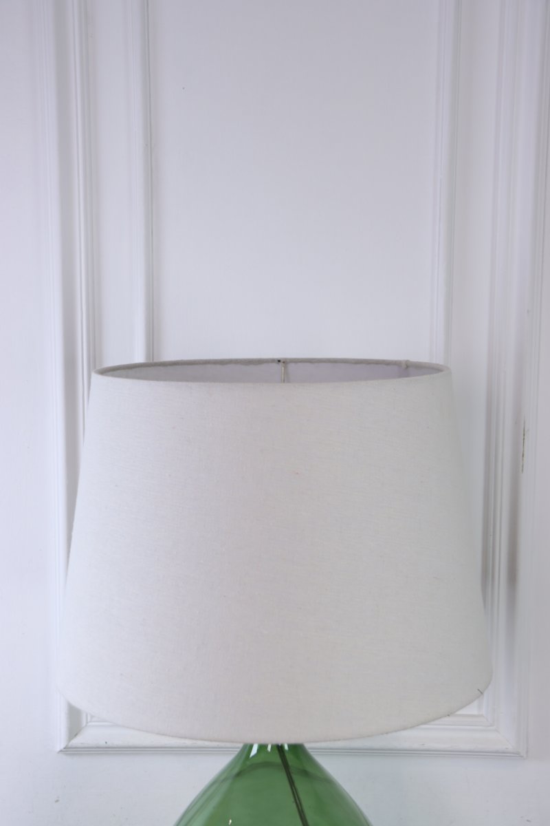 Tasso 55cm Vert lampe de table De Lampan - Tasso trouve sa place aussi bien sur une table d'appoint, un bureau ou une table de chevet, y apportant une touche de couleur et de caract&egrave;re.