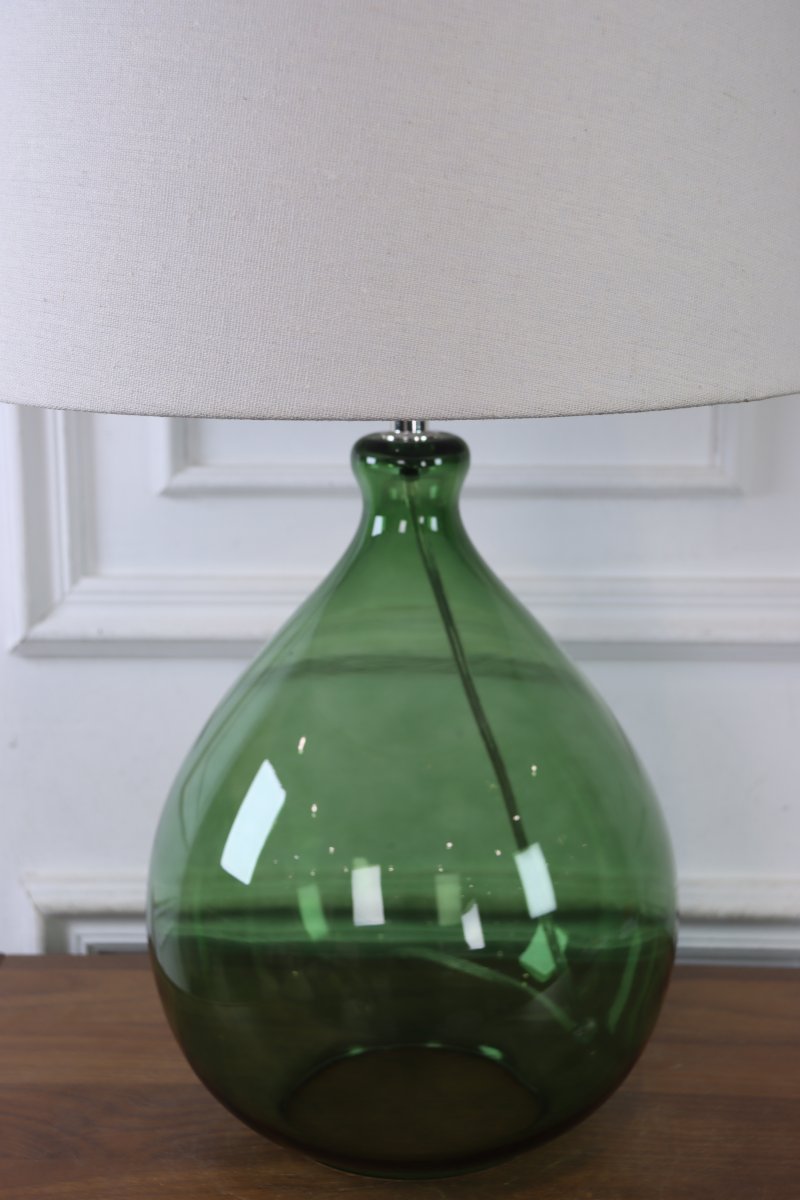 Tasso 55cm Vert lampe de table De Lampan - Tasso trouve sa place aussi bien sur une table d'appoint, un bureau ou une table de chevet, y apportant une touche de couleur et de caract&egrave;re.