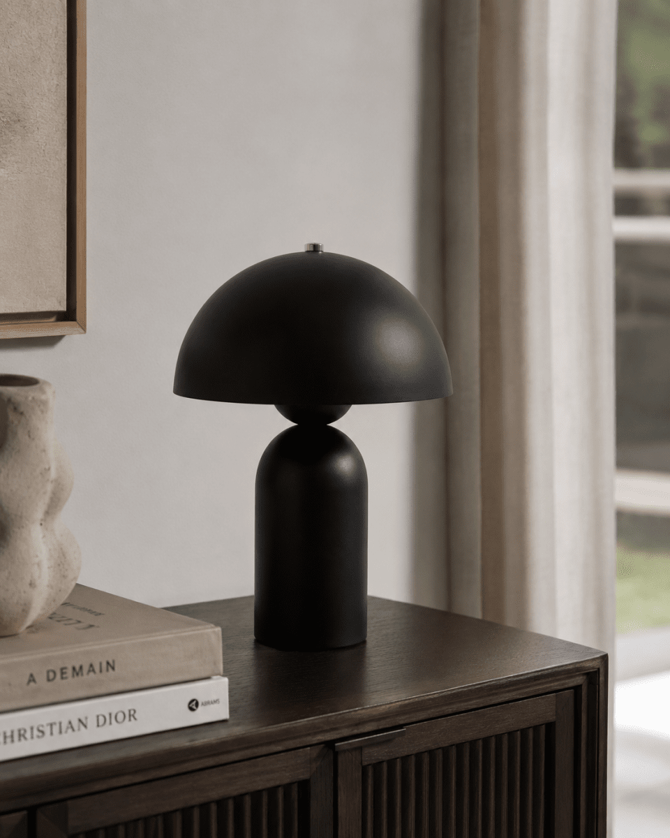 Capello 35cm Noir lampe de table De Nordic Lighting - Le d&eacute;tail chrom&eacute; d&eacute;coratif sur le dessus apporte une touche d'&eacute;l&eacute;gance et en fait un magnifique point de mire dans les chambres, les salons et les couloirs.