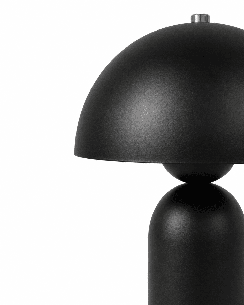 Capello 35cm Noir lampe de table De Nordic Lighting - Le d&eacute;tail chrom&eacute; d&eacute;coratif sur le dessus apporte une touche d'&eacute;l&eacute;gance et en fait un magnifique point de mire dans les chambres, les salons et les couloirs.