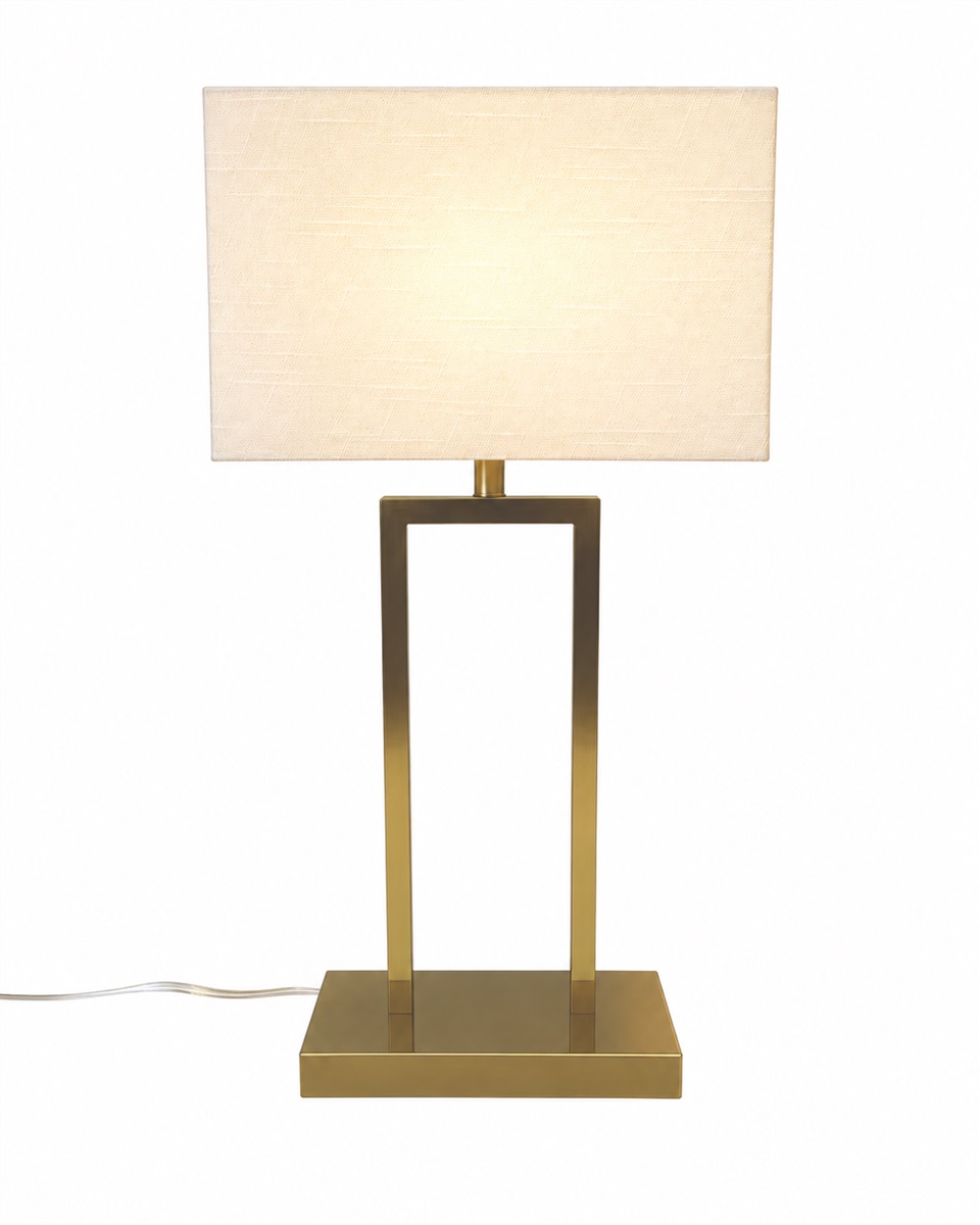 Gemma 52cm Laiton lampe de table De Nordic Lighting - Une &eacute;l&eacute;gante lampe de table en m&eacute;tal, finition laiton, qui cr&eacute;e une ambiance chaleureuse et raffin&eacute;e.