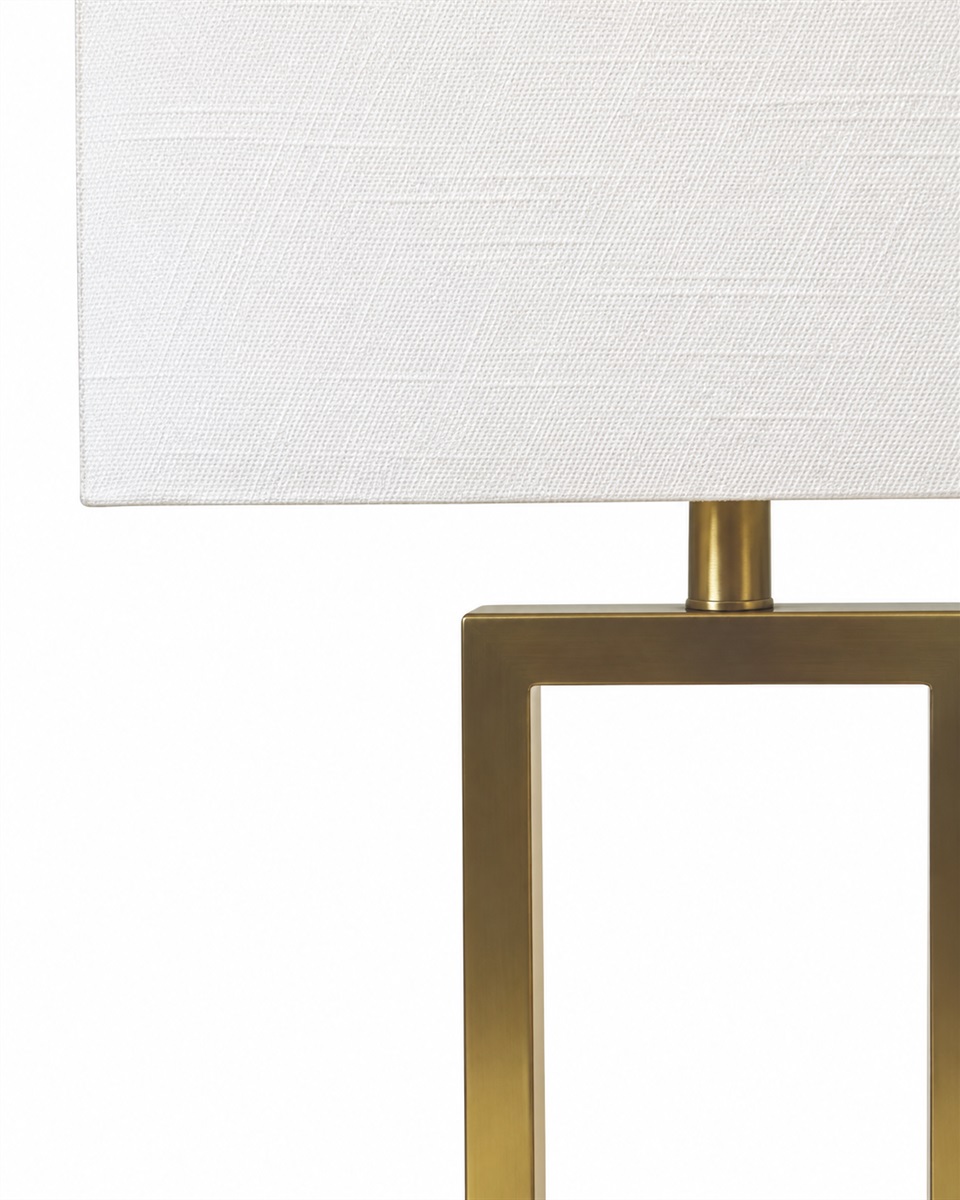 Gemma 52cm Laiton lampe de table De Nordic Lighting - Une &eacute;l&eacute;gante lampe de table en m&eacute;tal, finition laiton, qui cr&eacute;e une ambiance chaleureuse et raffin&eacute;e.