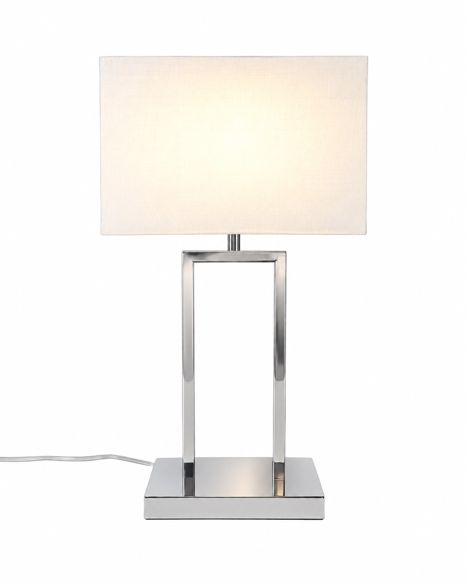 Gemma 52cm Chrome lampe de table De Nordic Lighting - Son abat-jour rectangulaire en tissu blanc diffuse une lumi&egrave;re douce et agr&eacute;able, id&eacute;ale pour les chambres, les salons et les couloirs.