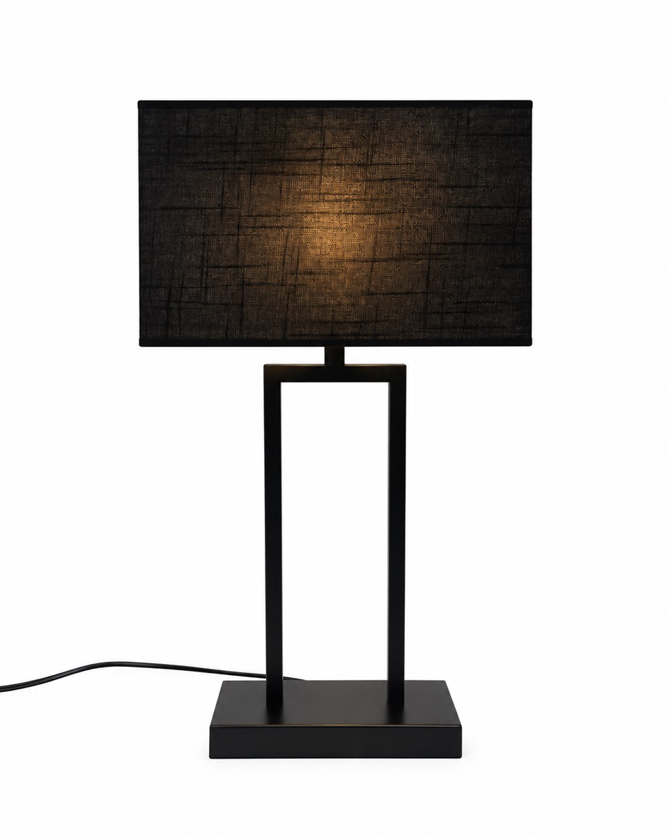 Gemma 52cm Noir lampe de table De Nordic Lighting - Son abat-jour rectangulaire en tissu noir diffuse une lumi&egrave;re douce et agr&eacute;able, id&eacute;ale pour les chambres, les salons et les couloirs.
