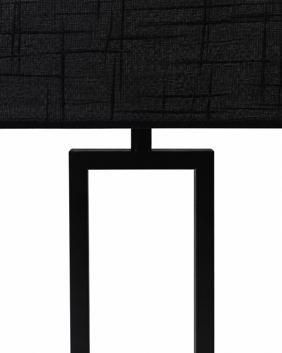 Gemma 52cm Noir lampe de table De Nordic Lighting - Son abat-jour rectangulaire en tissu noir diffuse une lumi&egrave;re douce et agr&eacute;able, id&eacute;ale pour les chambres, les salons et les couloirs.