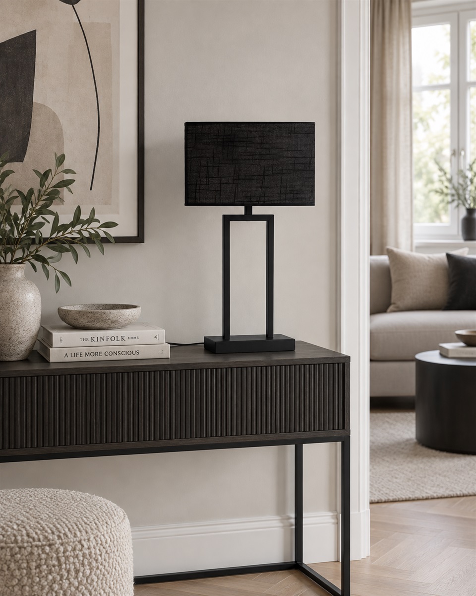 Gemma 52cm Noir lampe de table De Nordic Lighting - Son abat-jour rectangulaire en tissu noir diffuse une lumi&egrave;re douce et agr&eacute;able, id&eacute;ale pour les chambres, les salons et les couloirs.