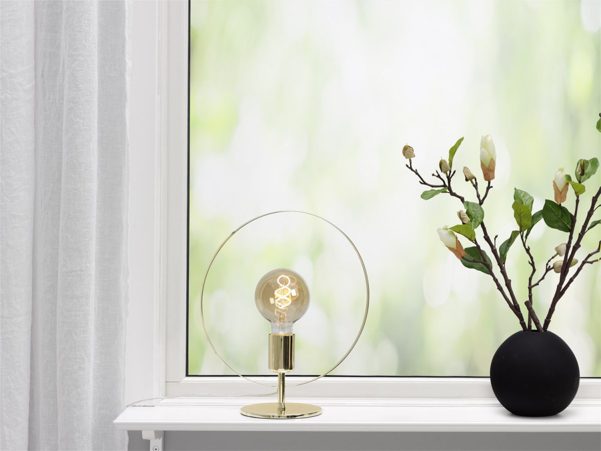 Spartan ringo 35cm Laiton lampe de table De Cottex - La lampe de table en m&eacute;tal Spartan Ringo est une lampe moderne et minimaliste qui attire l'attention avec son design circulaire &eacute;l&eacute;gant.