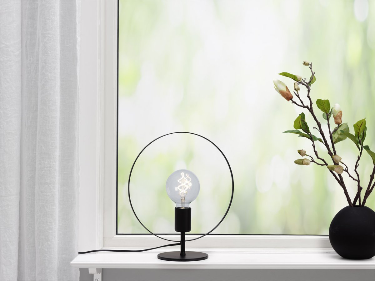 Spartan ringo 35cm Noir lampe de table De Cottex - La lampe de table en métal Spartan Ringo est une lampe moderne et minimaliste qui attire l'attention avec son design circulaire élégant.