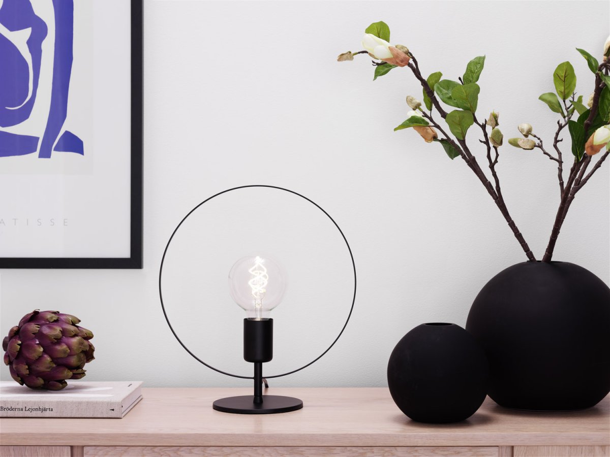 Spartan ringo 35cm Noir lampe de table De Cottex - La lampe de table en métal Spartan Ringo est une lampe moderne et minimaliste qui attire l'attention avec son design circulaire élégant.