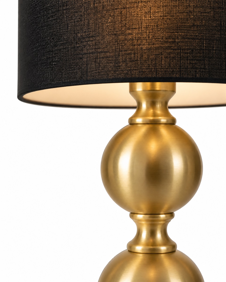 Circolo 48cm Laiton/noir lampe de table De Nordic Lighting - La lampe de table Circolo associe un pied d&eacute;coratif en m&eacute;tal &agrave; une &eacute;l&eacute;gante finition laiton et un abat-jour classique en lin noir.