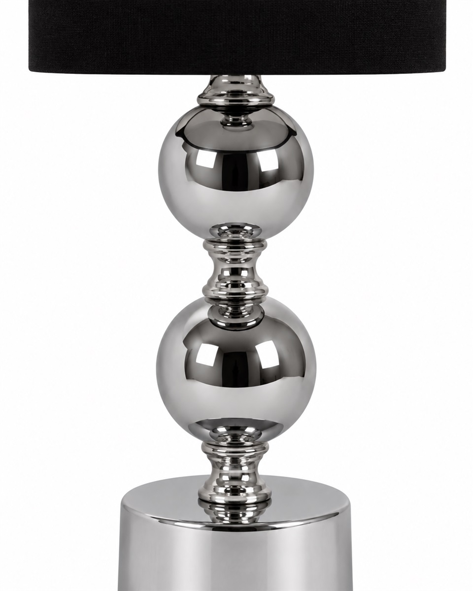 Circolo 48cm Chrome/noir lampe de table De Nordic Lighting - La lampe de table Circolo associe un pied d&eacute;coratif en m&eacute;tal &agrave; une &eacute;l&eacute;gante finition chrom&eacute;e et un abat-jour classique en lin noir.