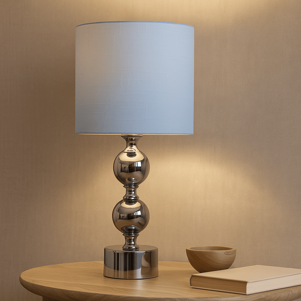 Circolo 48cm Chrome/blanc lampe de table De Nordic Lighting - La lampe de table Circolo associe un pied d&eacute;coratif en m&eacute;tal &agrave; une &eacute;l&eacute;gante finition chrom&eacute;e et un abat-jour classique en lin blanc.