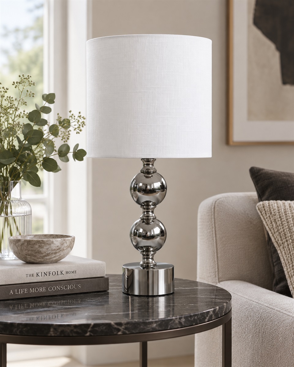Circolo 48cm Chrome/blanc lampe de table De Nordic Lighting - La lampe de table Circolo associe un pied d&eacute;coratif en m&eacute;tal &agrave; une &eacute;l&eacute;gante finition chrom&eacute;e et un abat-jour classique en lin blanc.