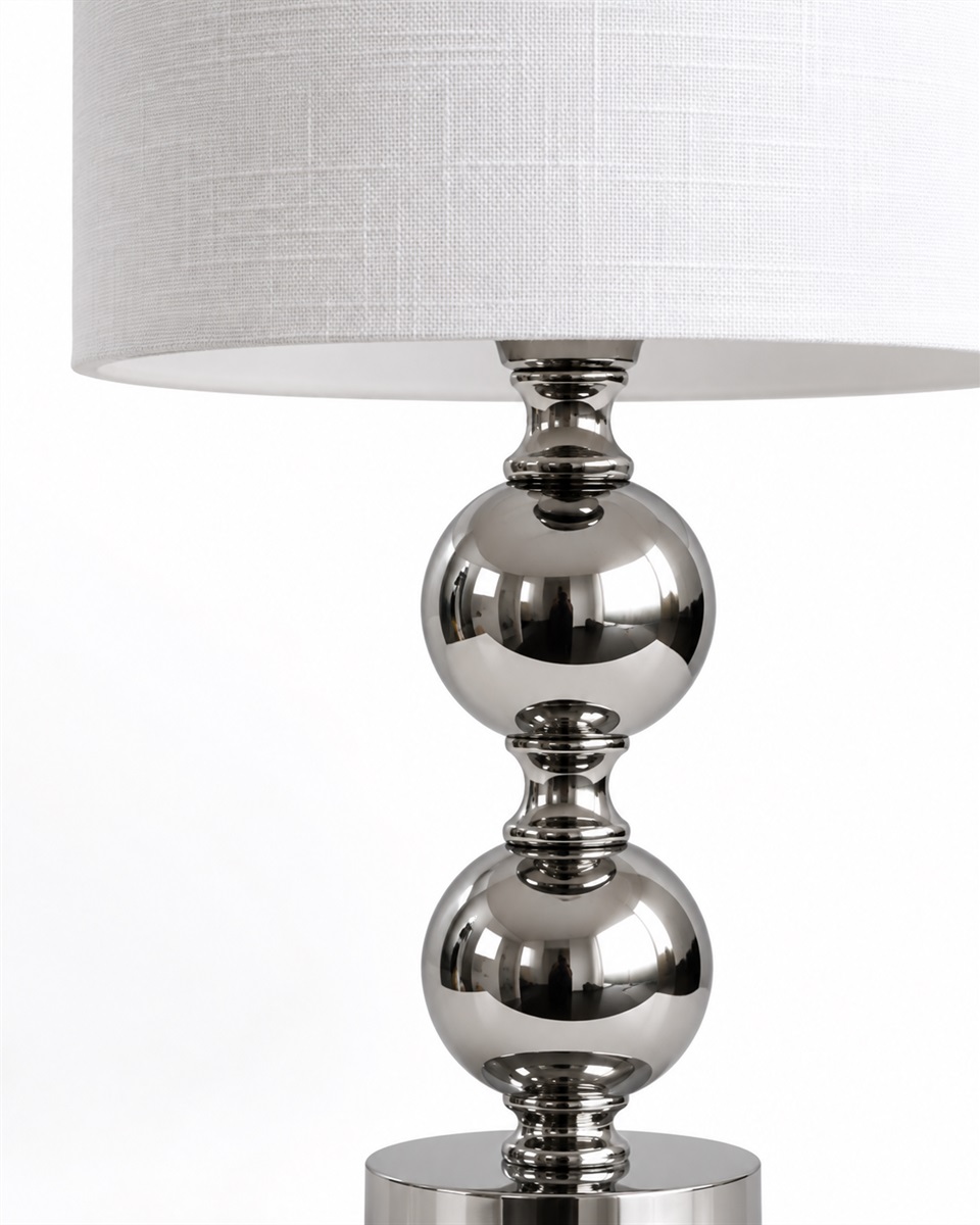 Circolo 48cm Chrome/blanc lampe de table De Nordic Lighting - La lampe de table Circolo associe un pied d&eacute;coratif en m&eacute;tal &agrave; une &eacute;l&eacute;gante finition chrom&eacute;e et un abat-jour classique en lin blanc.
