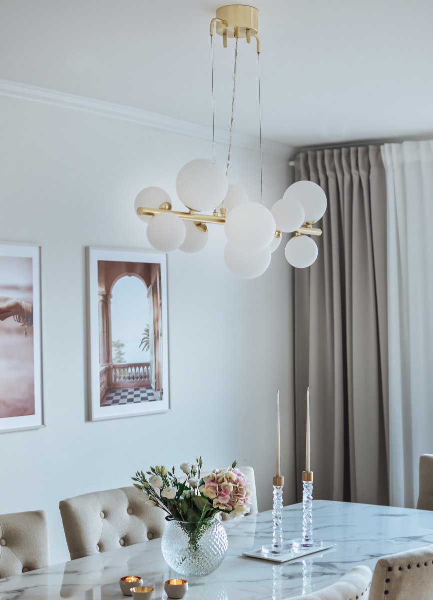 Molekyl 85cm Laiton mat suspension De Aneta Lighting - Plafonnier tendance de Molekyl en laiton mat avec 11 abat-jour en verre blanc de différentes tailles montés sur une tige de 85 cm de long.