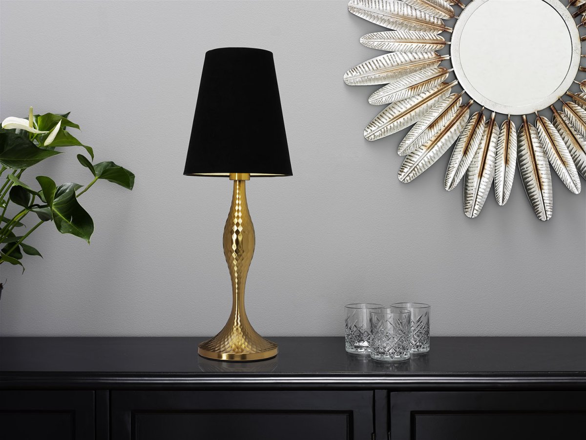 Aladdin 50cm Or lampe de table De Cottex - La lampe de table Aladdin en textile et laiton est un d&eacute;tail d'ameublement &eacute;l&eacute;gant et intemporel qui donne &agrave; la pi&egrave;ce une expression sophistiqu&eacute;e.