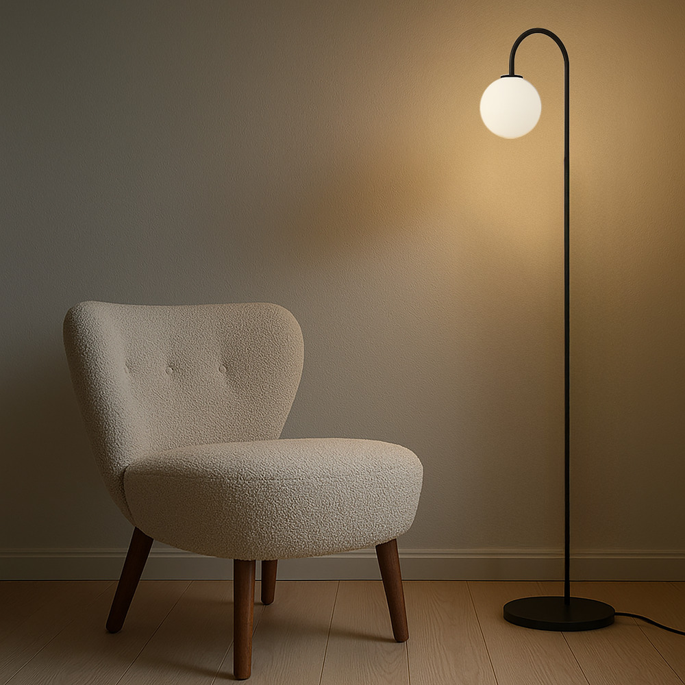 Ballon Noir lampadaire De Herstal - Con&ccedil;u pour instaurer une ambiance sereine et styl&eacute;e, il est fourni avec un c&acirc;ble de 2 m, un variateur et une prise.