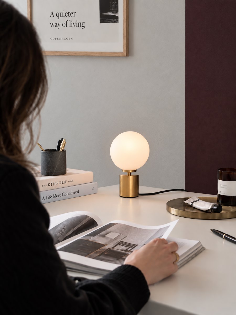 Ballon 24cm Laiton lampe de table De Herstal - Ce dernier diffuse une lumière douce et agréable, créant une ambiance chaleureuse et accueillante.