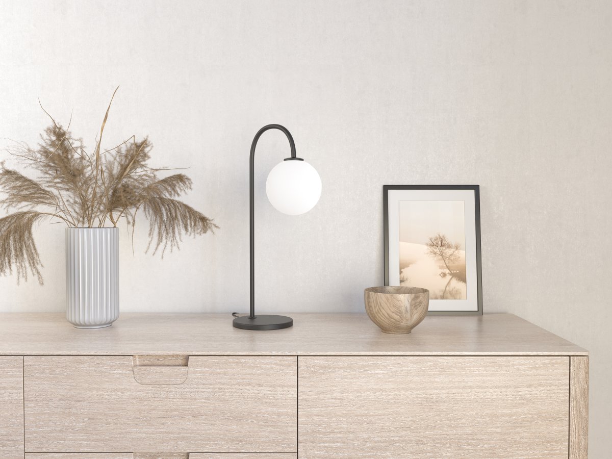 Ballon 53cm Noir lampe de table De Herstal - Con&ccedil;ue pour cr&eacute;er une ambiance apaisante et styl&eacute;e, elle est fournie avec un c&acirc;ble de 1,5 m, un variateur et une prise.