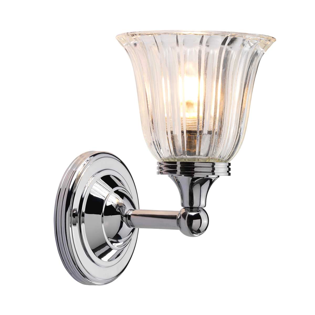 Austen Ø14 Chrome poli lampe de salle de bain De Elstead Lighting - La lampe a une finition chrom&eacute;e polie et un &eacute;l&eacute;gant abat-jour en verre, lui donnant un look intemporel.