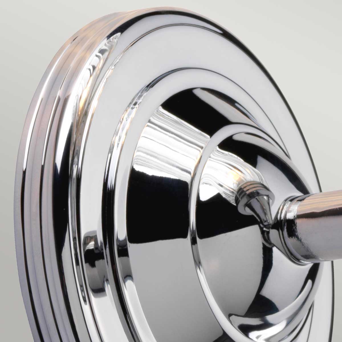 Austen Ø14 Chrome poli lampe de salle de bain De Elstead Lighting - La lampe a une finition chrom&eacute;e polie et un &eacute;l&eacute;gant abat-jour en verre, lui donnant un look intemporel.