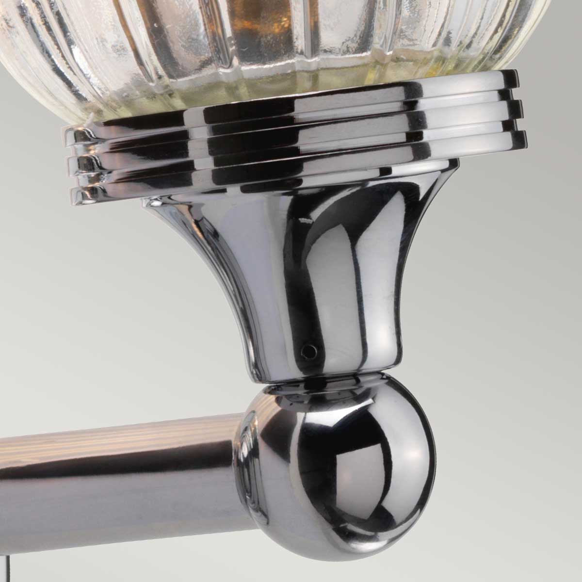 Austen Ø14 Chrome poli lampe de salle de bain De Elstead Lighting - La lampe a une finition chrom&eacute;e polie et un &eacute;l&eacute;gant abat-jour en verre, lui donnant un look intemporel.