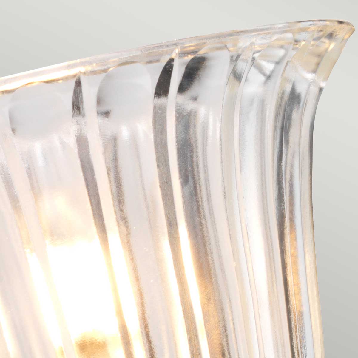 Austen Ø14 Chrome poli lampe de salle de bain De Elstead Lighting - La lampe a une finition chrom&eacute;e polie et un &eacute;l&eacute;gant abat-jour en verre, lui donnant un look intemporel.