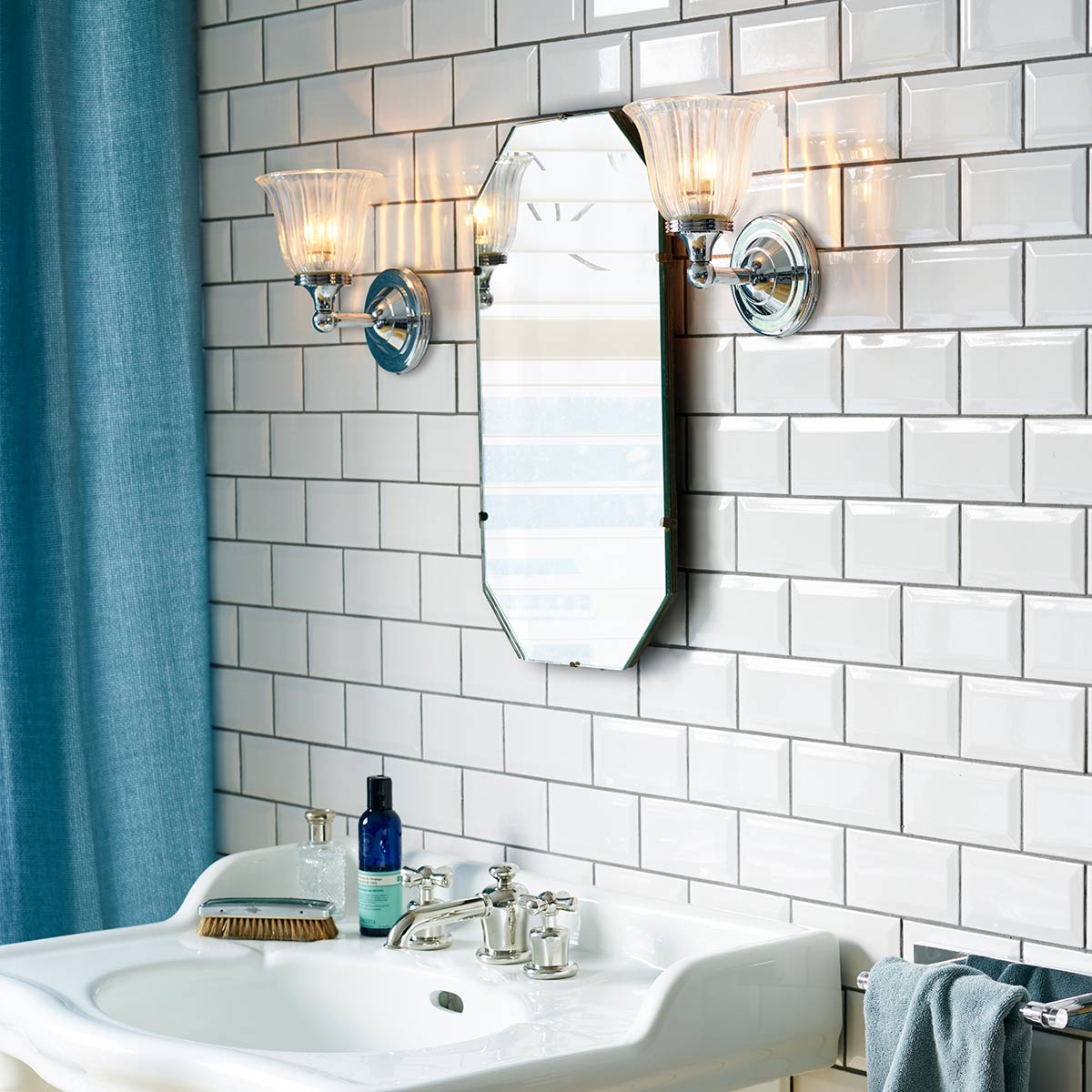 Austen Ø14 Chrome poli lampe de salle de bain De Elstead Lighting - La lampe a une finition chrom&eacute;e polie et un &eacute;l&eacute;gant abat-jour en verre, lui donnant un look intemporel.