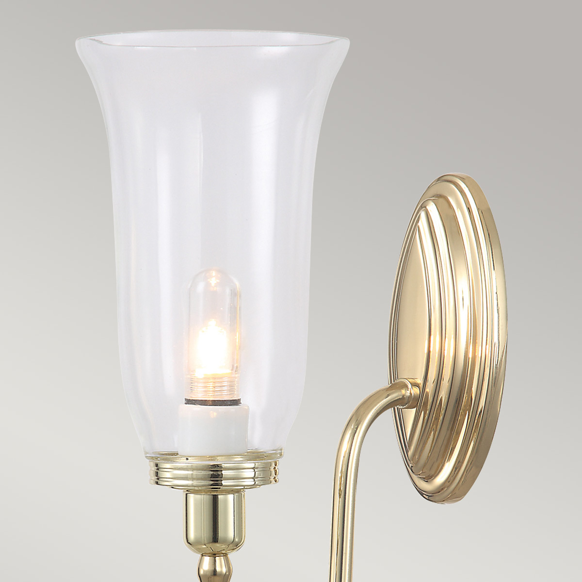 Blake 34cm Laiton poli lampe de salle de bain De Elstead Lighting - La lampe est disponible dans plusieurs styles et finitions de verre et est proposée avec des surfaces en chrome poli, en nickel poli et en laiton poli.