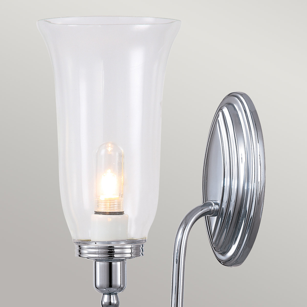 Blake 34cm Chrome poli lampe de salle de bain De Elstead Lighting - La lampe est disponible dans plusieurs styles et finitions de verre et est proposée avec des surfaces en chrome poli, en nickel poli et en laiton poli.