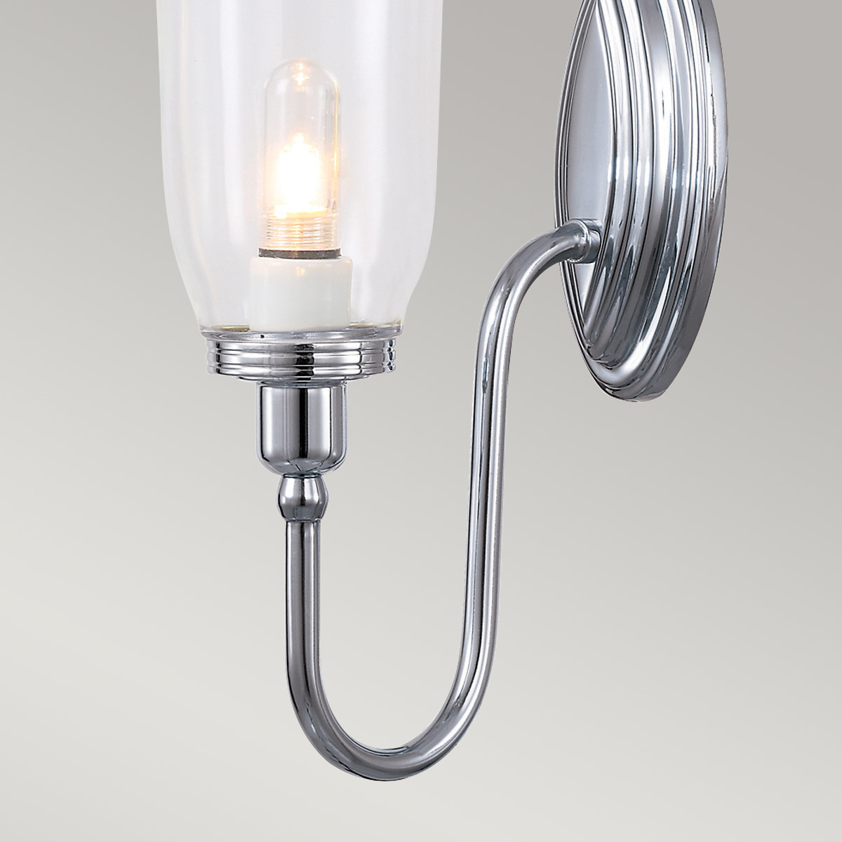 Blake 34cm Chrome poli lampe de salle de bain De Elstead Lighting - La lampe est disponible dans plusieurs styles et finitions de verre et est proposée avec des surfaces en chrome poli, en nickel poli et en laiton poli.
