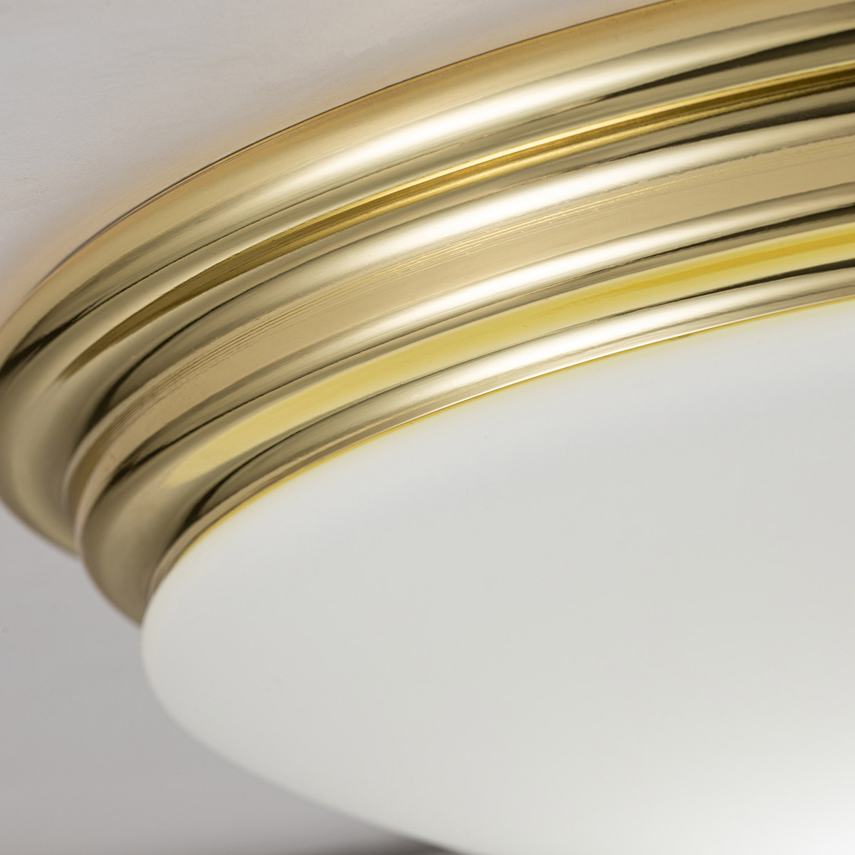 Brompton Ø35 Laiton poli lampe de salle de bain De Elstead Lighting - Il est fabriqué en acier robuste avec une finition en laiton poli et dispose d'un abat-jour en verre opale doux qui fournit une lumière agréable.