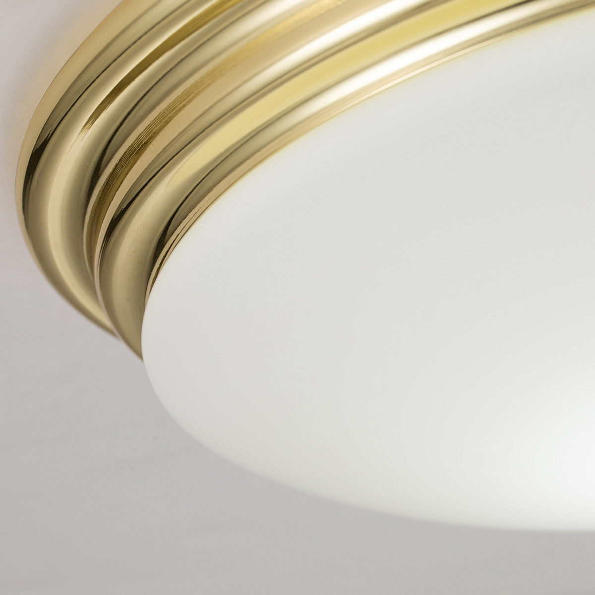 Brompton Ø35 Laiton poli lampe de salle de bain De Elstead Lighting - Il est fabriqué en acier robuste avec une finition en laiton poli et dispose d'un abat-jour en verre opale doux qui fournit une lumière agréable.
