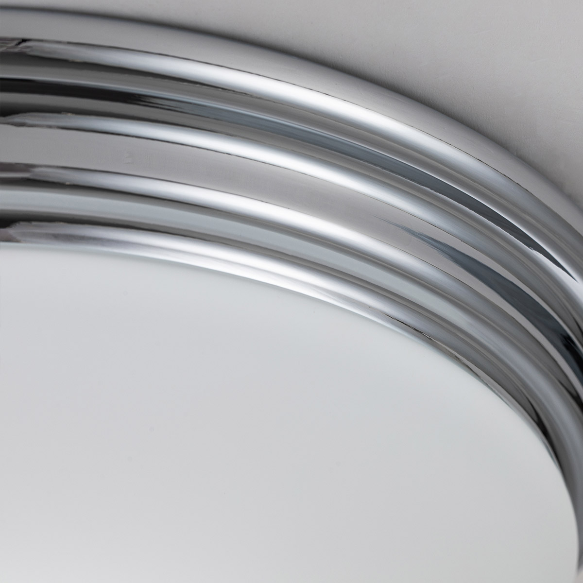 Brompton Ø35 Chrome poli lampe de salle de bain De Elstead Lighting - Il est fabriqu&eacute; en acier robuste avec une finition chrom&eacute;e polie et dispose d'un abat-jour en verre opale doux qui fournit une lumi&egrave;re agr&eacute;able.