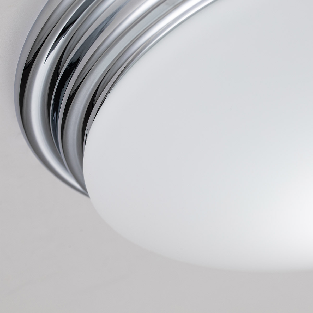 Brompton Ø35 Chrome poli lampe de salle de bain De Elstead Lighting - Il est fabriqu&eacute; en acier robuste avec une finition chrom&eacute;e polie et dispose d'un abat-jour en verre opale doux qui fournit une lumi&egrave;re agr&eacute;able.
