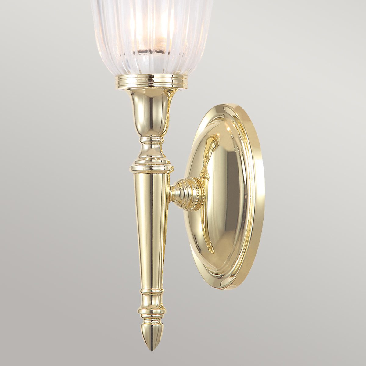 Dryden 33cm Laiton poli lampe de salle de bain De Elstead Lighting - La lampe est disponible en plusieurs finitions, telles que le chrome poli, le nickel poli et le laiton poli, offrant une flexibilité en termes de style et de décoration.