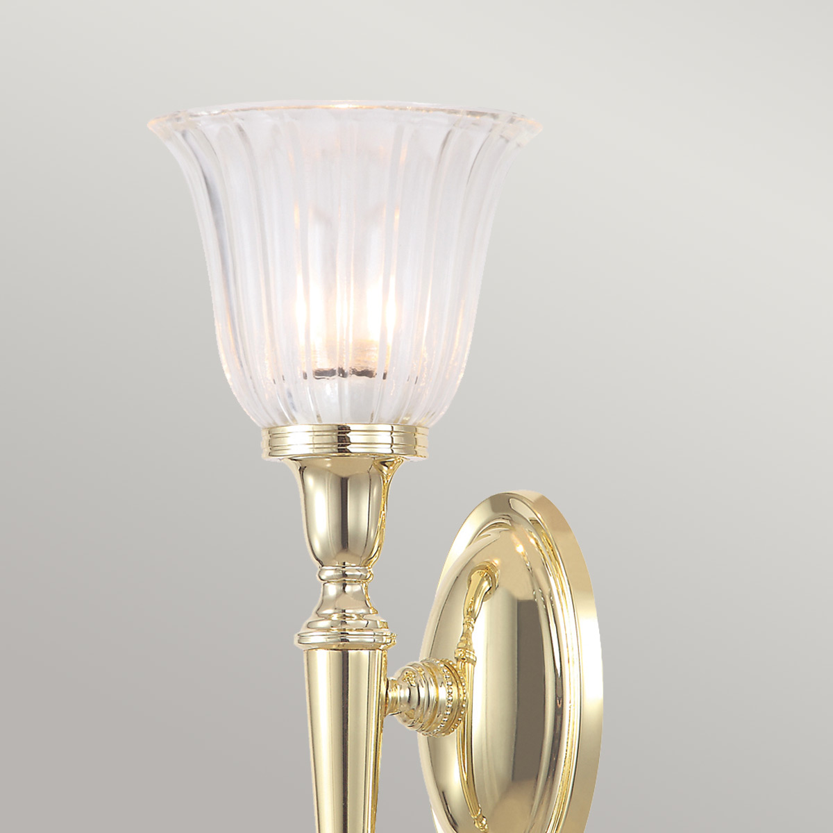 Dryden 33cm Laiton poli lampe de salle de bain De Elstead Lighting - La lampe est disponible en plusieurs finitions, telles que le chrome poli, le nickel poli et le laiton poli, offrant une flexibilité en termes de style et de décoration.